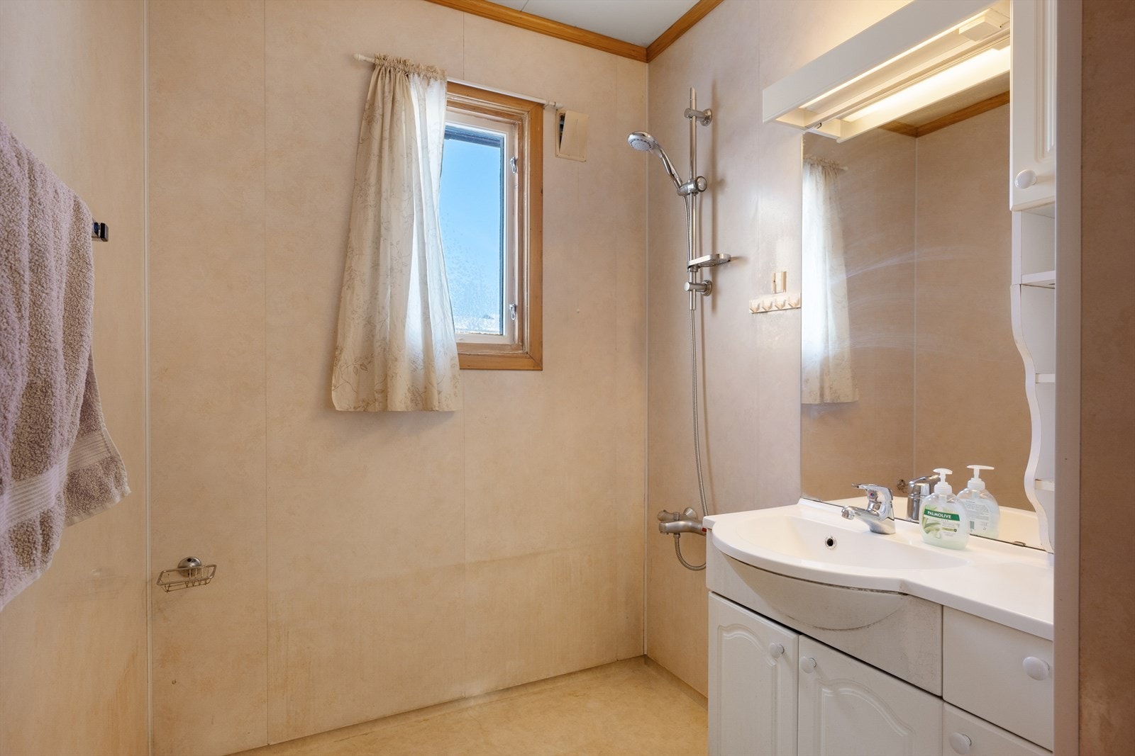 Badet har plater på vegg og belegg på gulv. Kostnader til oppgradering må påregnes. Galleribilde