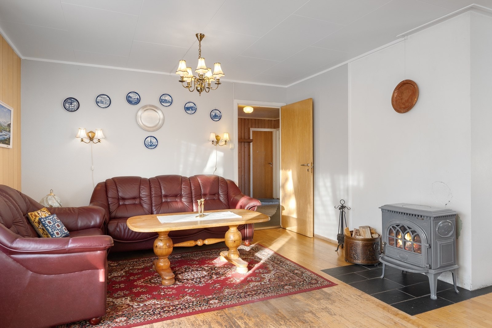 Peisovn og varmepumpe sørger for jevn og god temperatur. Galleribilde