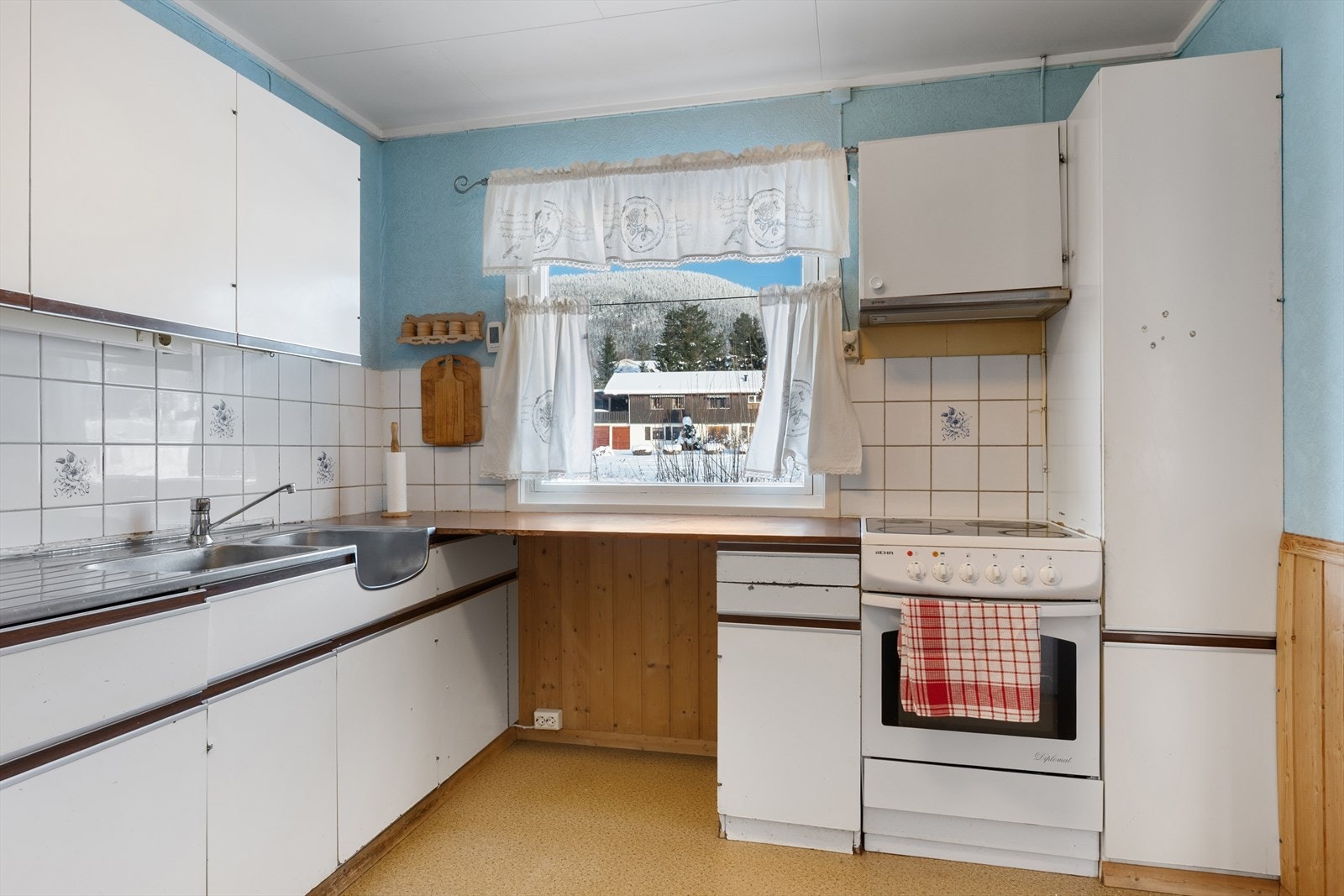 Kjøkkenet har enkel standard. Galleribilde