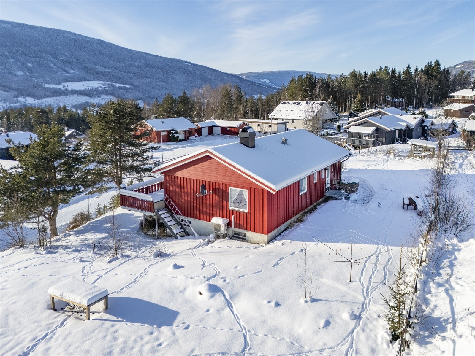 Tomten er dels flat og dels skrånende. Galleribilde