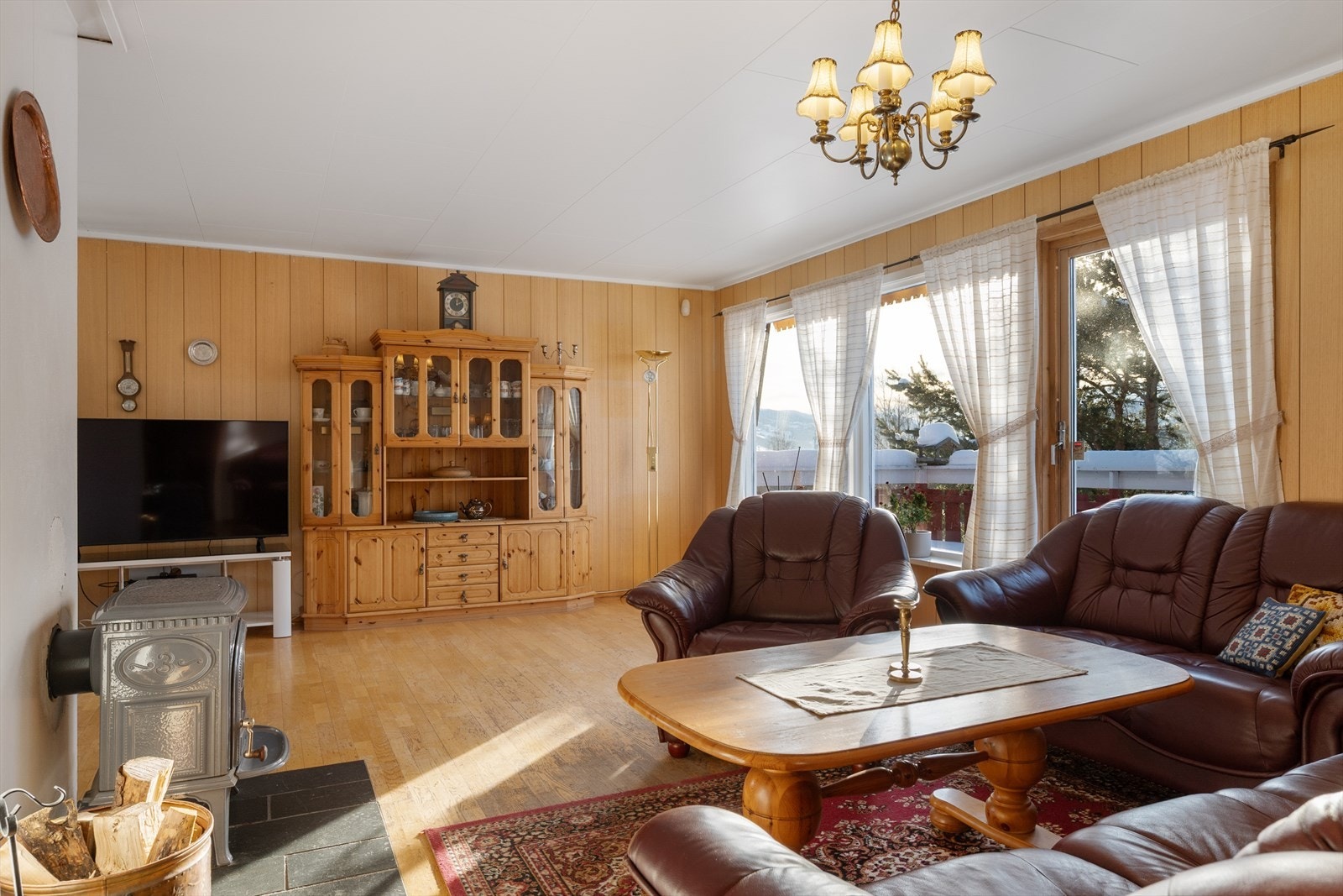 Fra stua er det dør ut til veranda. Galleribilde