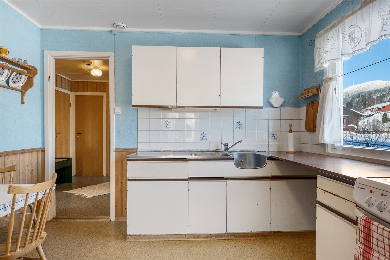 Innredningen har glatte fronter og benkeplate i laminat. Galleribilde