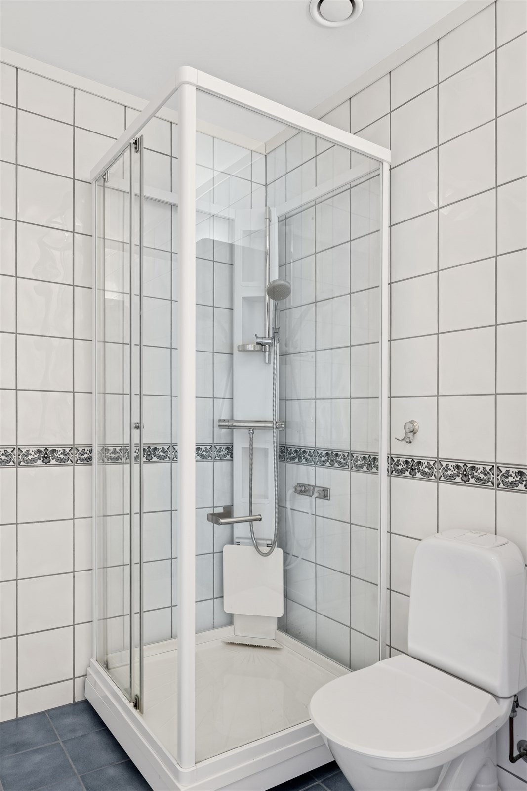 Badet er utstyrt med et praktisk dusjkabinett og baderomsinnredning med god oppbevaringsplass. Galleribilde