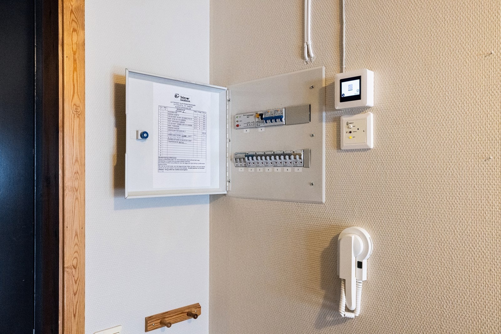 Leiligheten er utstyrt med callinganlegg for enkel og trygg adkomst for gjester. Kontrollpanel til den balanserte ventilasjon er og lokalisert her. Galleribilde