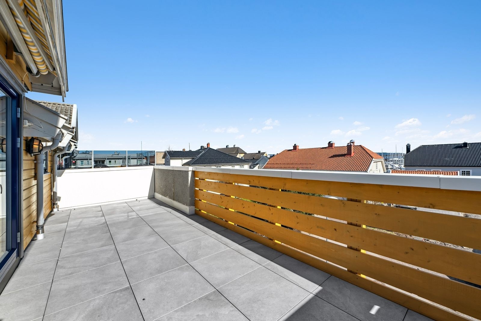 Stor balkong på hele 18 kvadratmeter med flott utsikt. Galleribilde