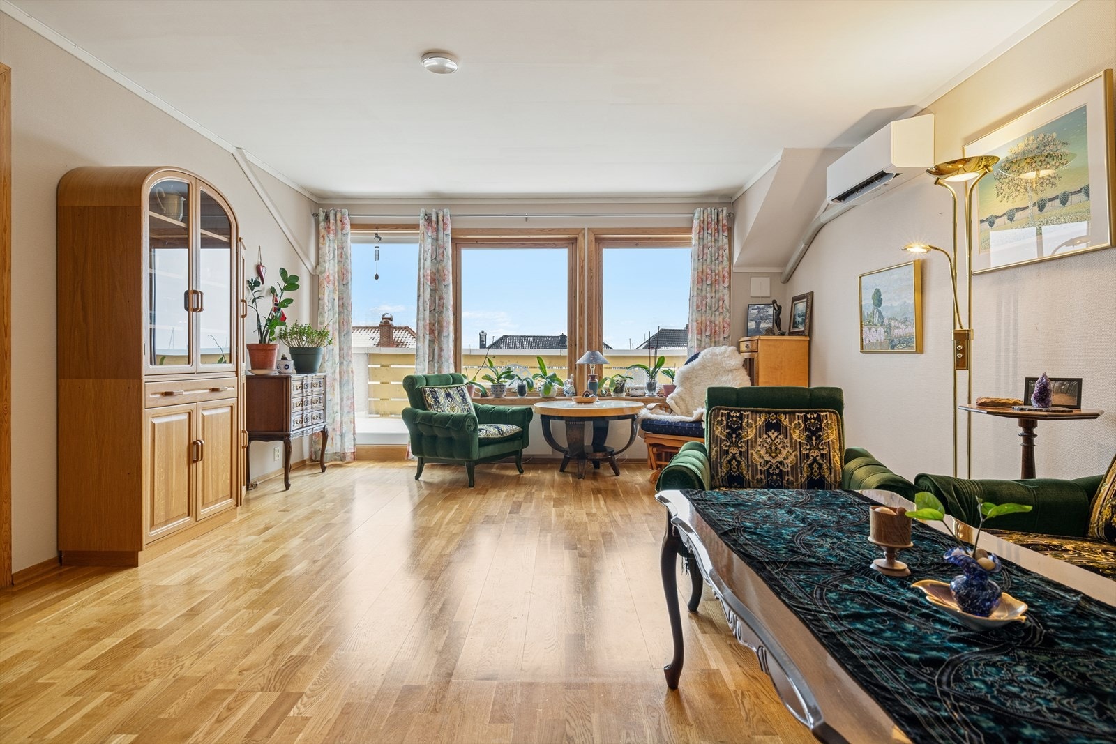 Leiligheten har en stor og lys stue med utgang til romslig balkong. Galleribilde