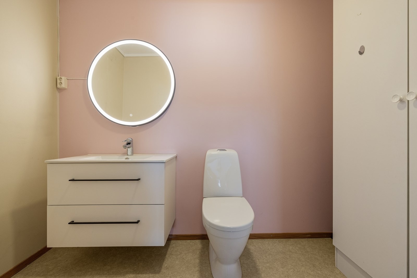 Hovedsoverommet har inngang til et eget toalettrom. Galleribilde