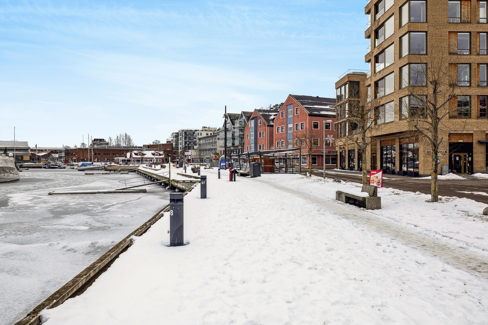 Her bor du med umiddelbar nærhet til sjøen og det idylliske båt- og bryggelivet. Galleribilde