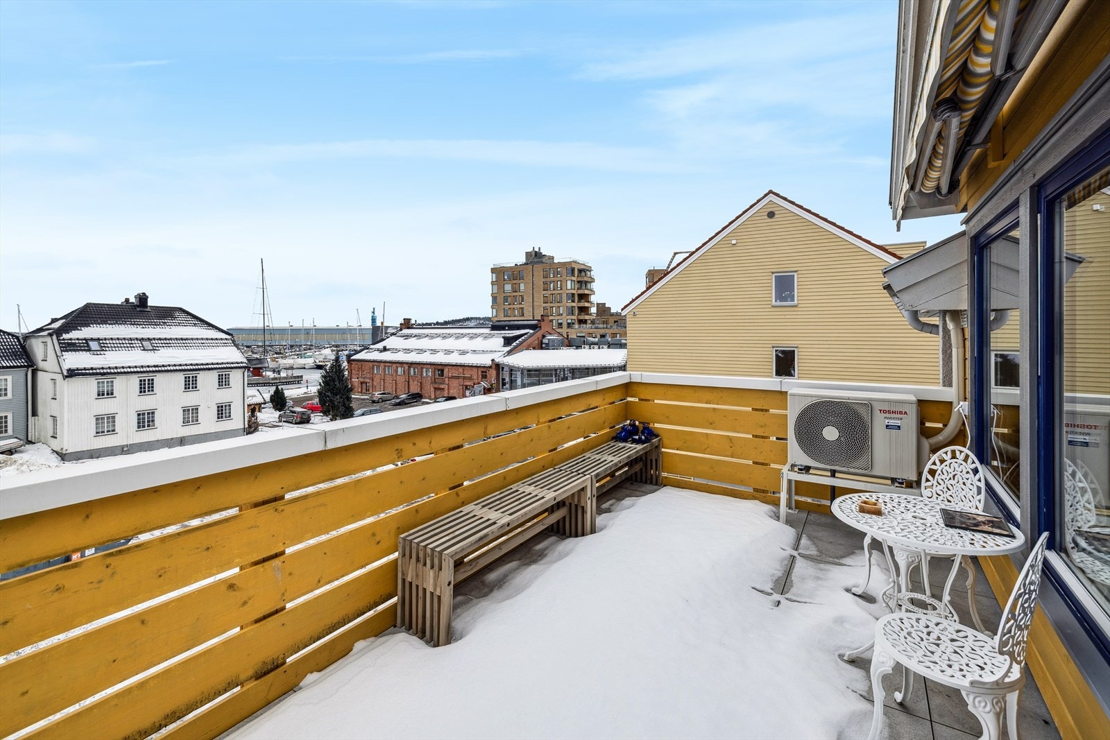 Fra stuen er det utgang til en romslig balkong på hele 18 m². Balkongen byr på flotte detaljer som flislagt gulv og montert praktisk markise. Galleribilde