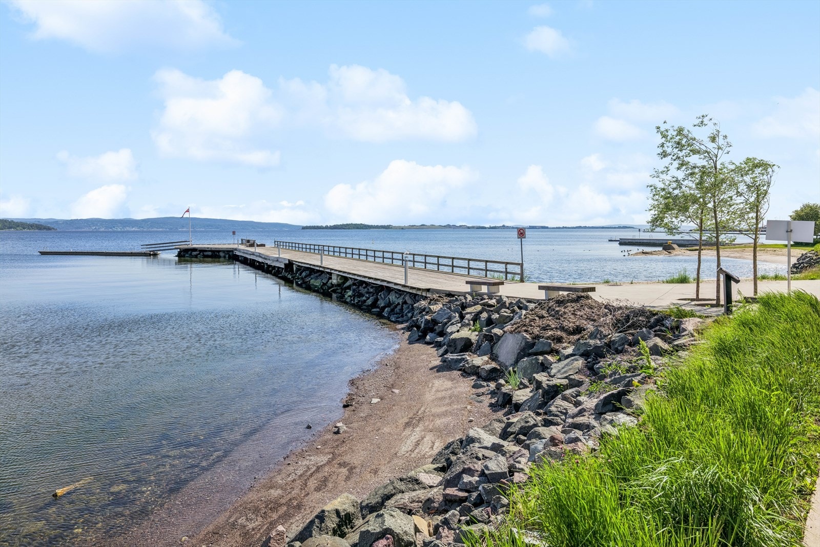 Bare noen hundre meters gangavstand langs brygga finner du bystranden Dulpen, et populært badested beliggende flott til i nordenden av Holmestrand. Galleribilde