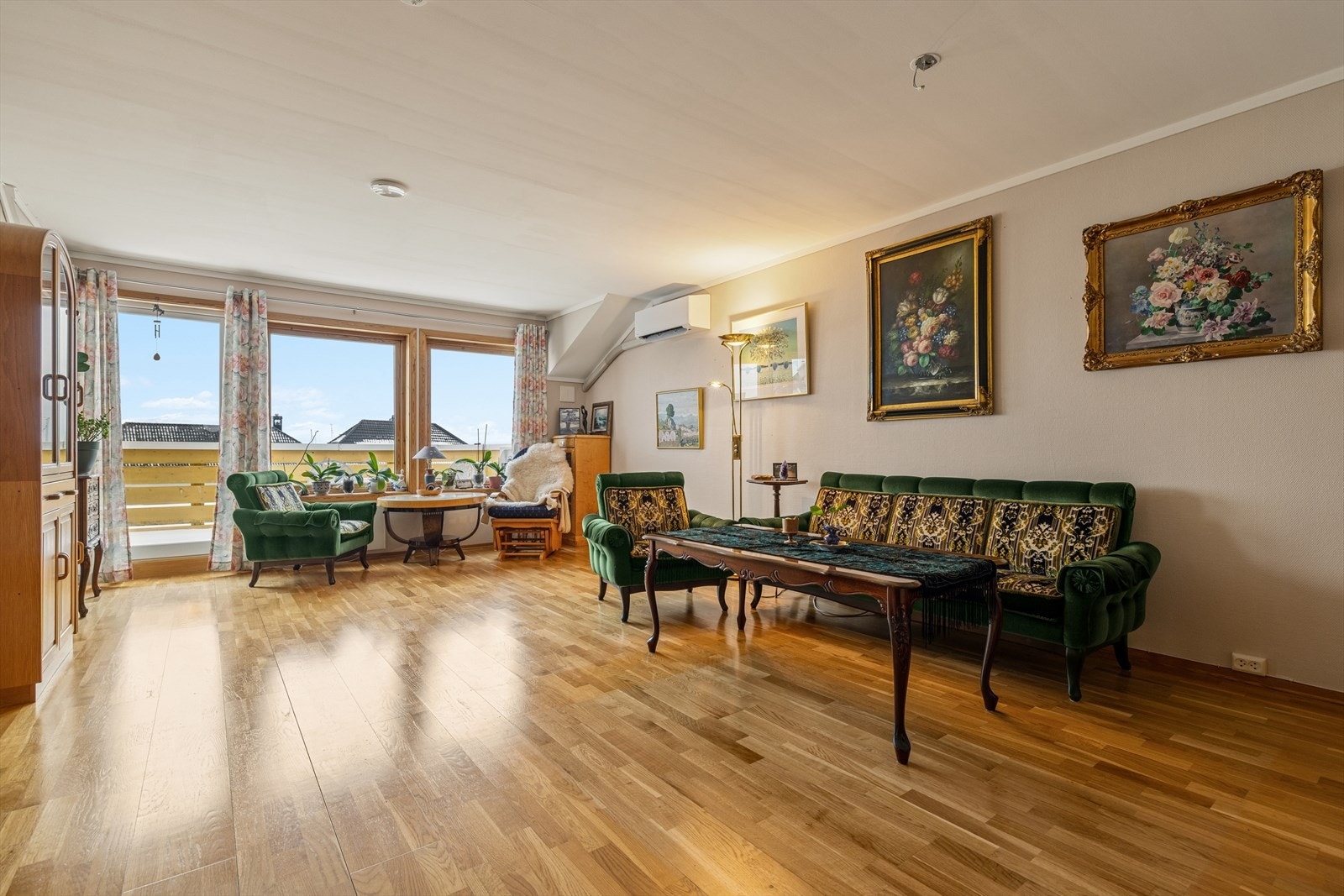 Stor stue med mange møbleringsmuligheter. Rommet har store vinduer og terrassedør med glass som slipper inn godt med dagslys. Galleribilde