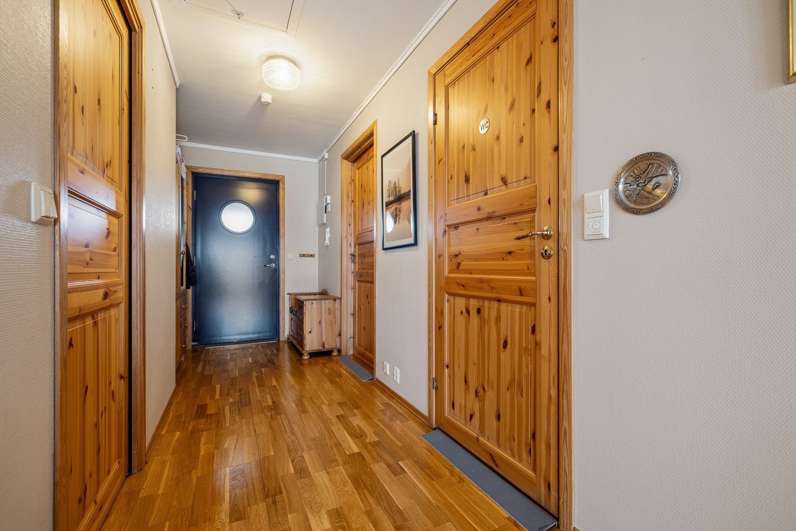 En hyggelig og sosial entré ønsker deg velkommen inn fra svalegangen i sameiet. Det er adkomst til et stort loft fra entreen som har ypperlig med lagring- og oppbevaringsplass! Galleribilde