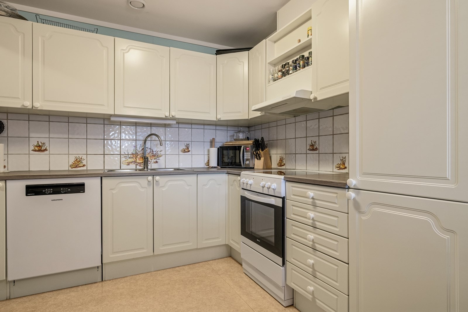 Det er montert en romslig kjøkkeninnredning i lys utførelse med profilerte fronter. Det er god benk- og skapplass. Galleribilde