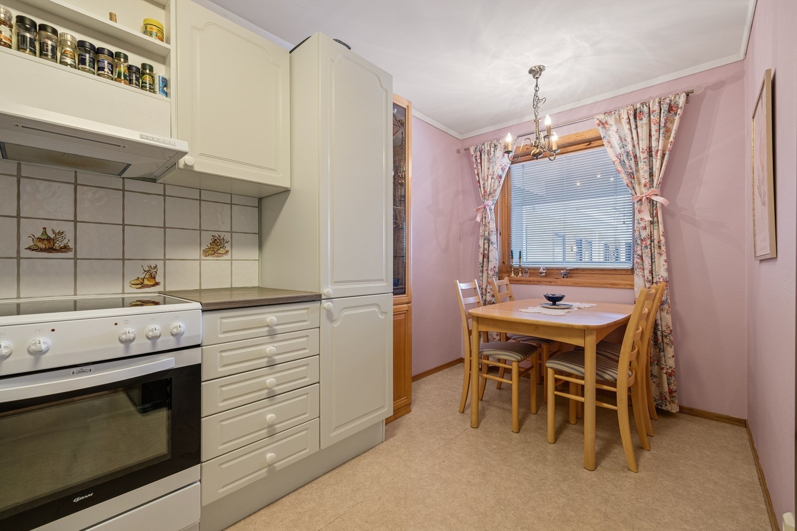 Kjøkkenet i leiligheten er lokalisert i eget rom med adkomst fra entreen. Det er fin plass til spisebord og vindu på yttervegg som slipper inn godt med dagslys inn. Galleribilde