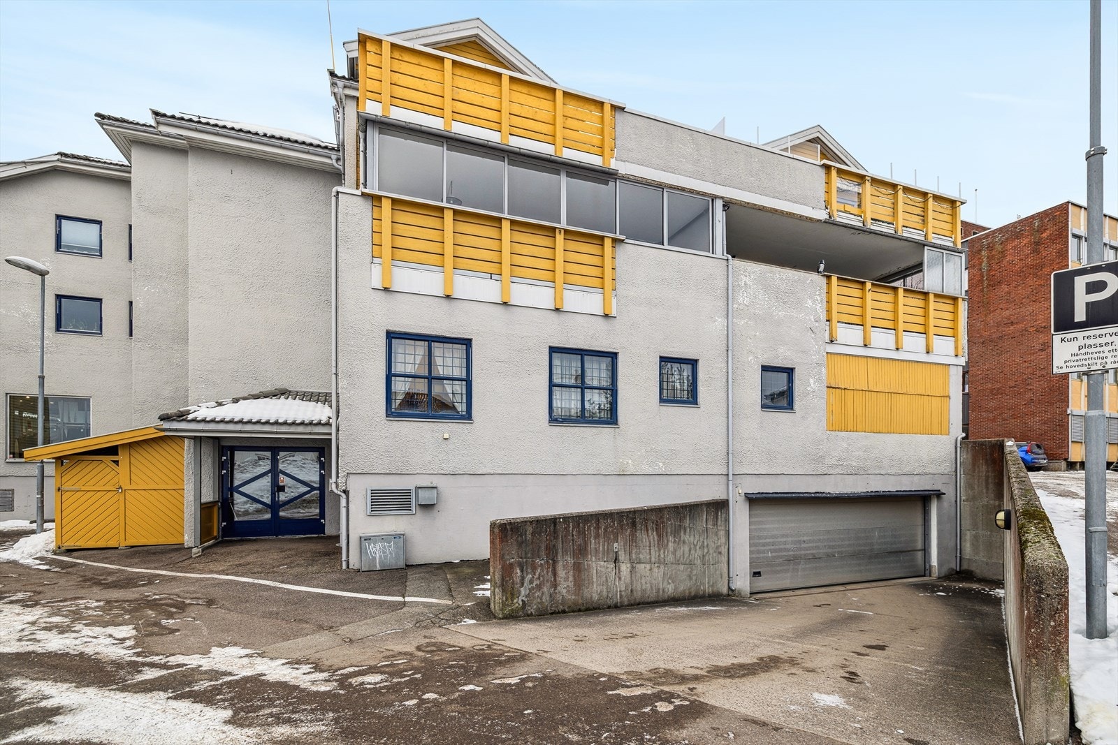 Leilighetene i sameiet har felles inngangsområde som gir et meget godt førsteinntrykk. Det er heis i bygget. Galleribilde