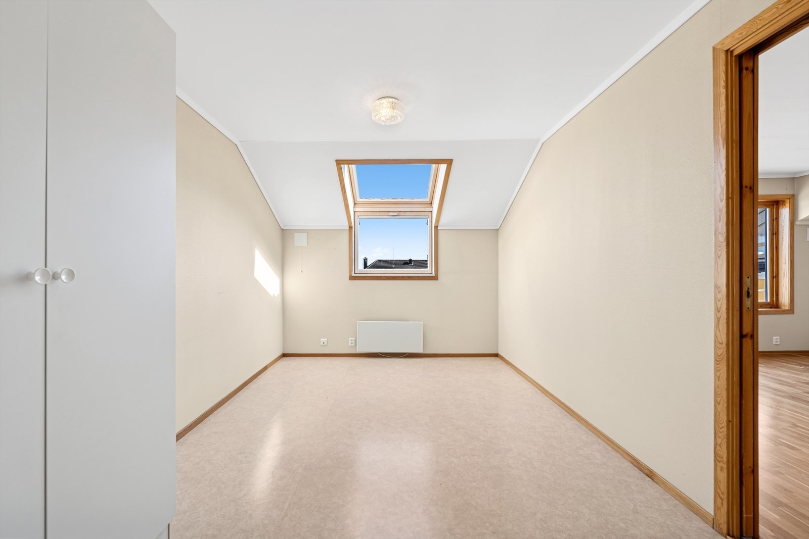 Det er god plass til seng med tilhørende nattbord, samt medfølge garderobeskap. Galleribilde