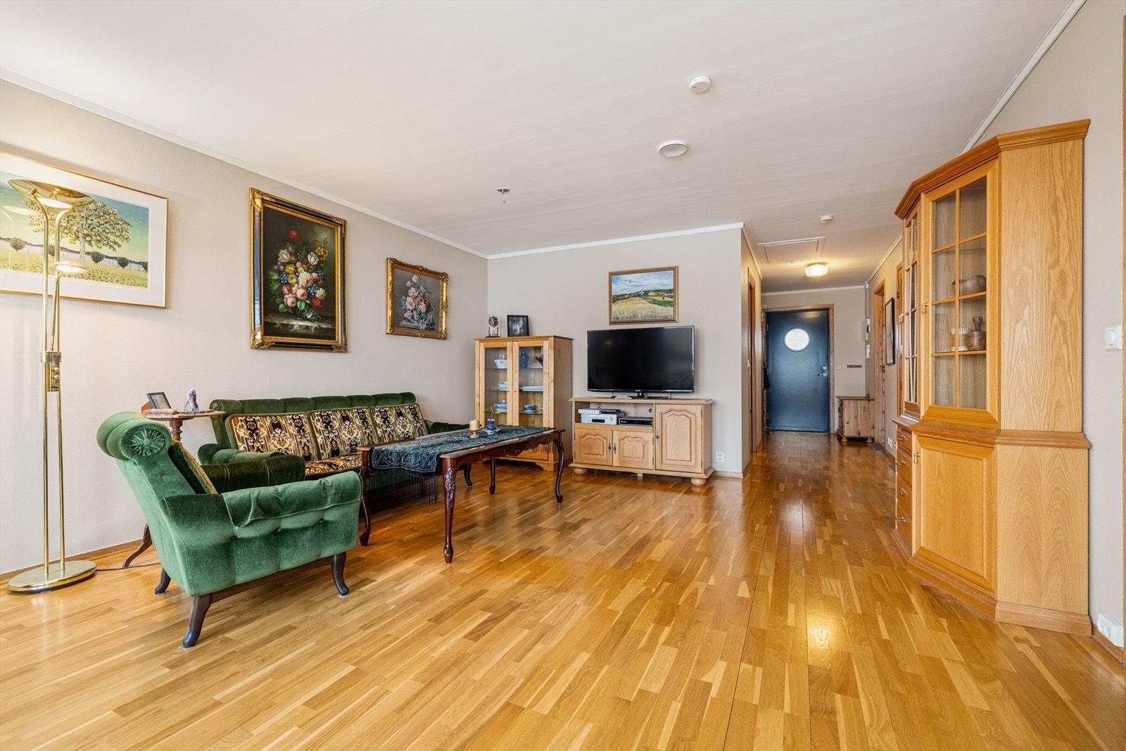 Den store og luftige stuen har mange møbleringsmuligheter og parkett på gulvet. Galleribilde