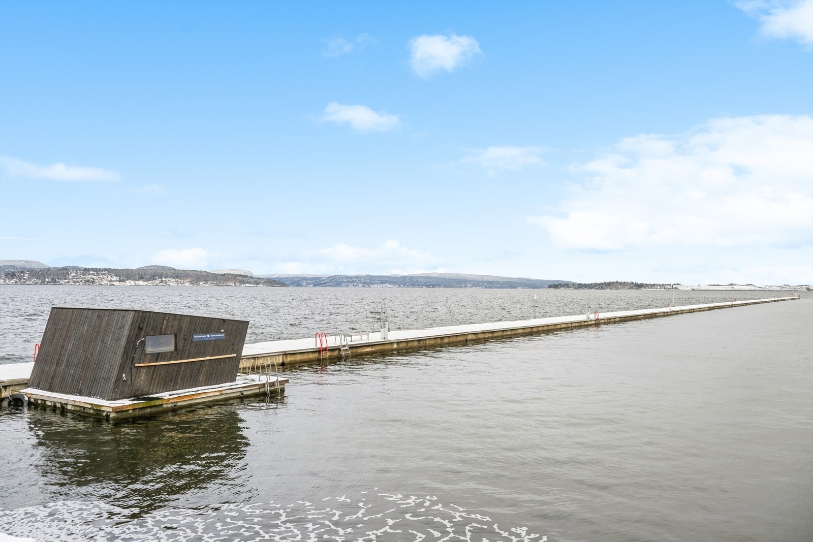 På Dulpen finner Holmestrand fjordbadstu, en flytende badstue som er drevet av Holmestrand badstuforening. Galleribilde