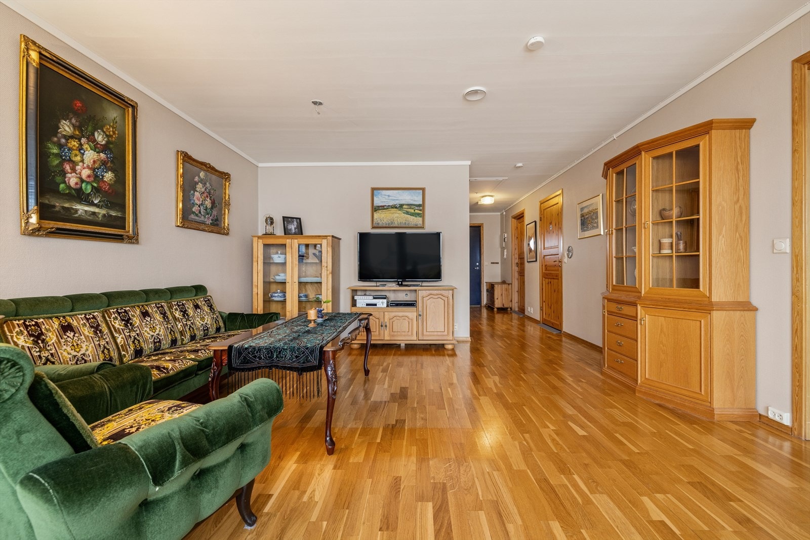 Stuen har strietapet på vegger og lysmalt tak. Galleribilde