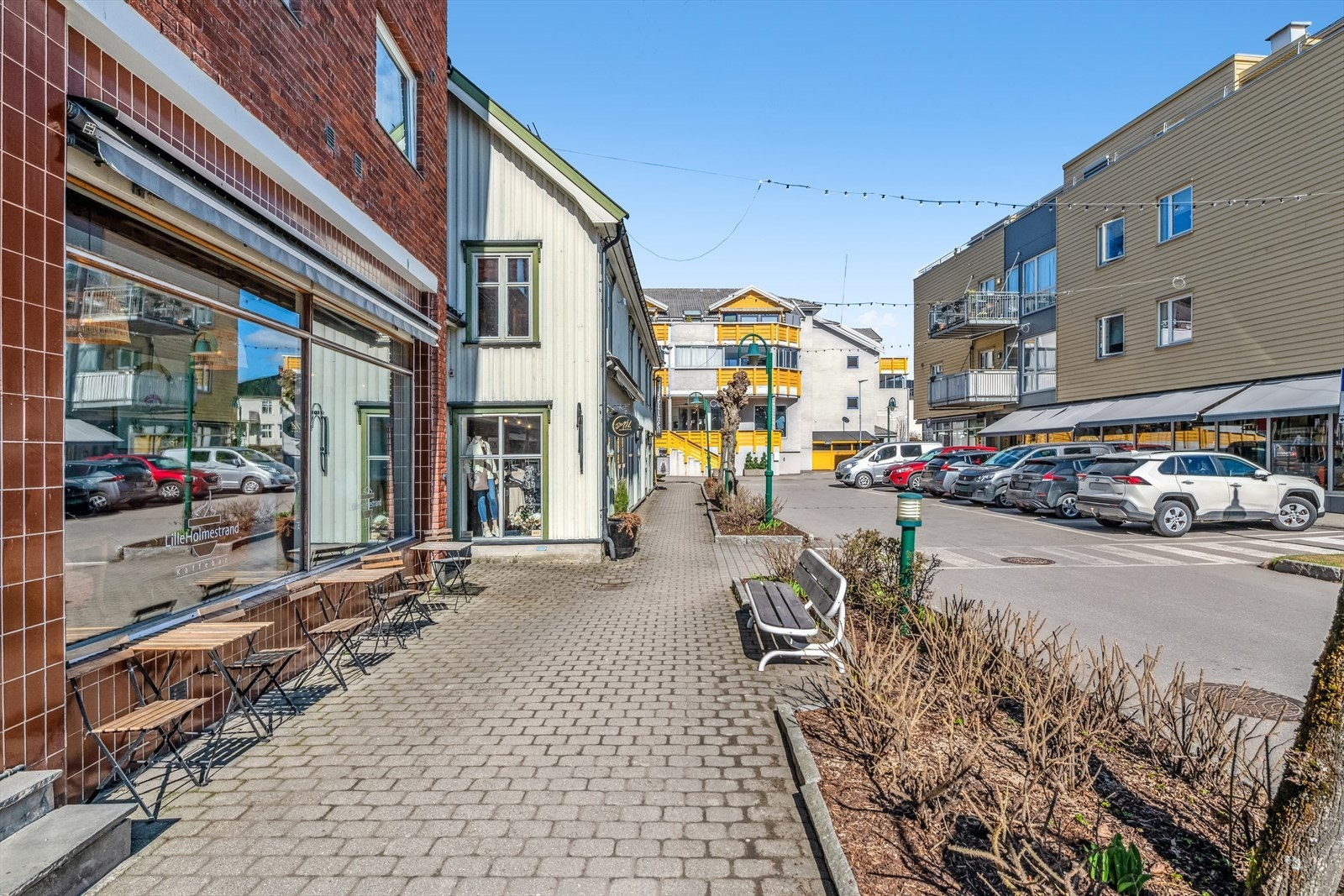 Kafeen Lille Holmestrand ligger i umiddelbar nærhet med et godt utvalg av kaffe og ulike kaker og matretter. Galleribilde