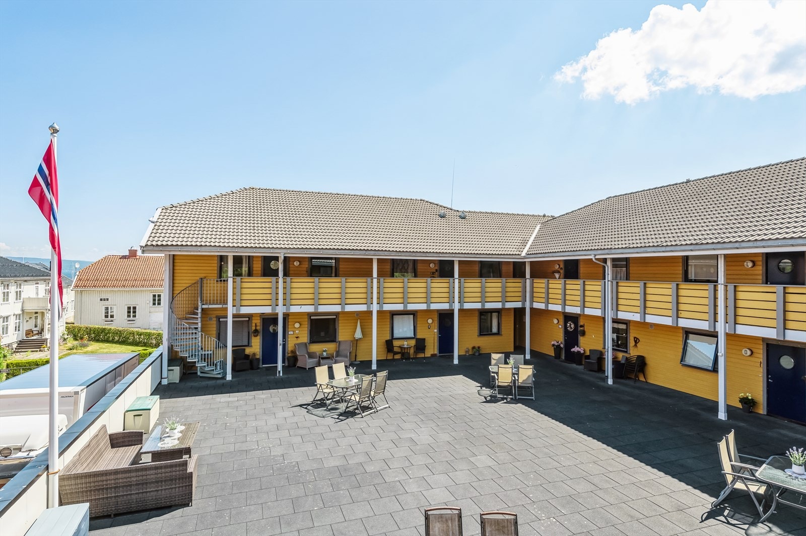 Felles atrium i sameiets 2. etasje hvor en kan stifte nye bekjentskap og slå av en hyggelig og sosial prat med naboene. Galleribilde