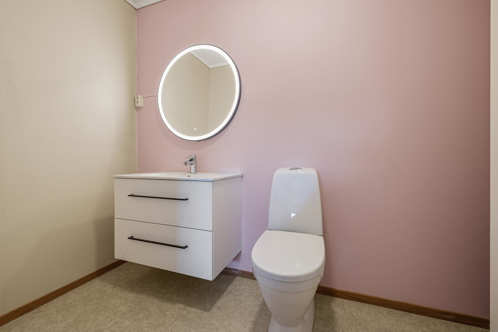 Toalettrommet er innredet med servant, speil med belysning, gulvstående toalett og har avtrekk via balansert ventilasjon. Galleribilde