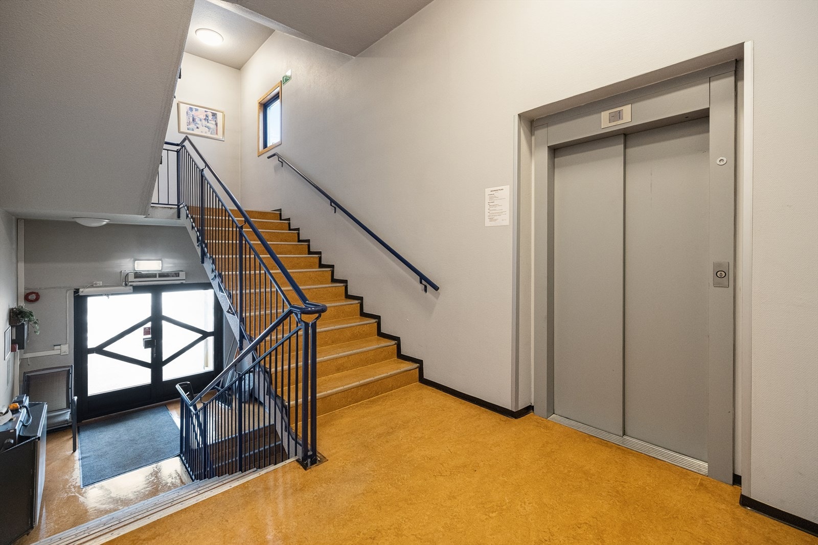 Bygget har heis som er meget praktisk i hverdagen. Galleribilde