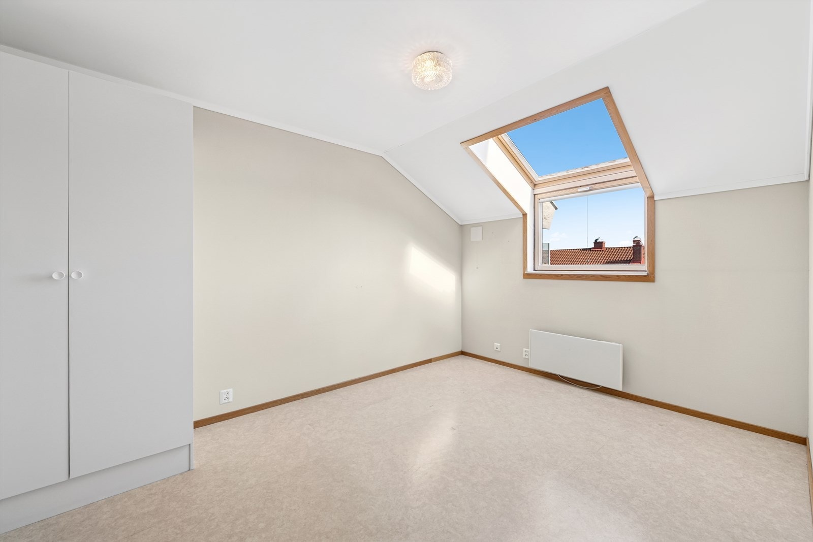 Leiligheten har 2 pene og romslige soverom. Her ser vi hovedsoverommet avbildet. Galleribilde