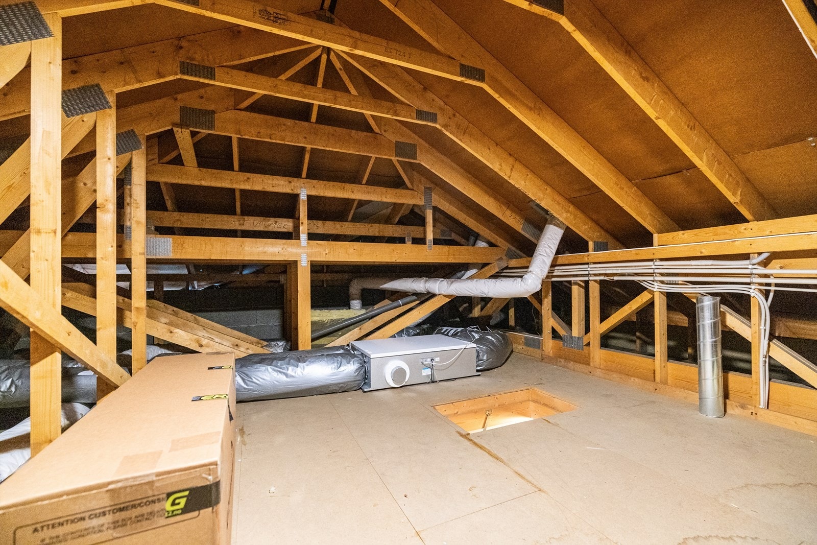 Fra entreen er det adkomst til et stort loft med ypperlig lagringsplass. Galleribilde