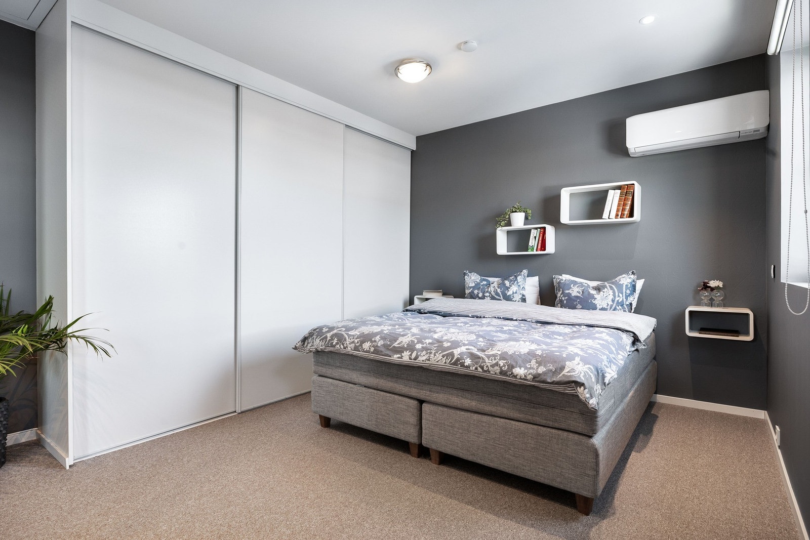 Hovedsoverommet ligger i boligens 2. etg og har to store skyvedørsgarderober. Galleribilde