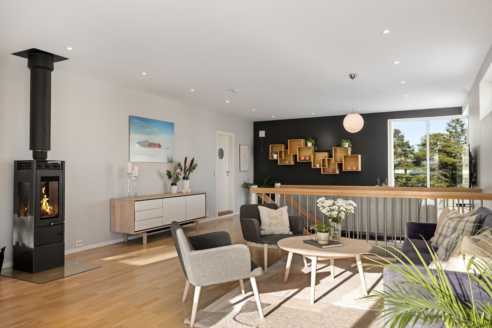 Stuen har peisovn som gir lun varme på kjølige dager. Galleribilde