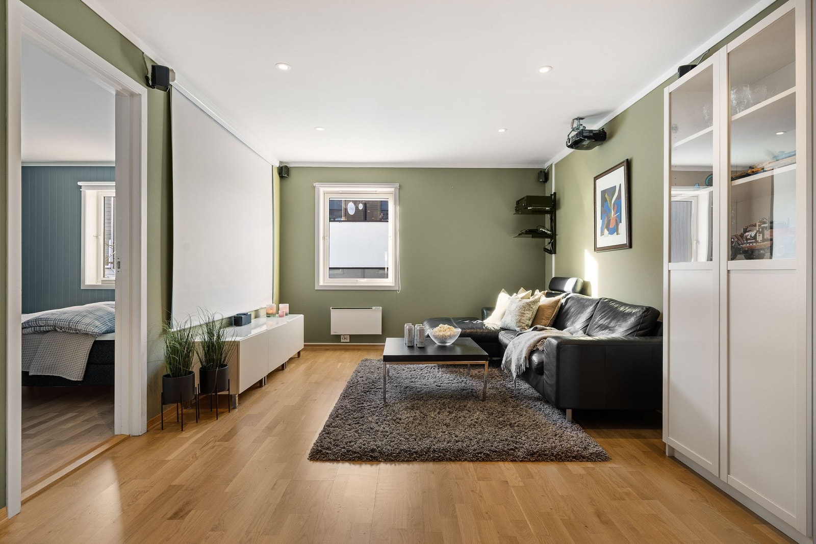 Praktisk stue i 1. etg som gir plass til en ekstra TV eller en ekstra stue tilpasset familiens behov. Galleribilde