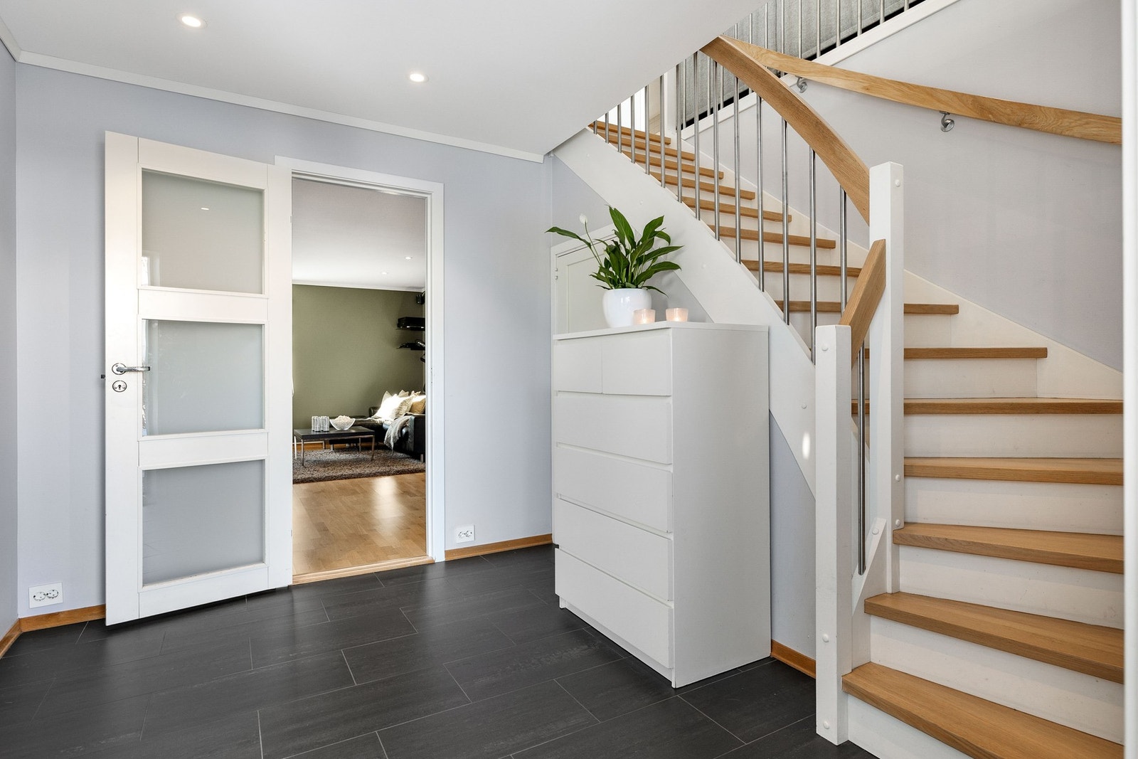 Hall i 1. etg med god plass til oppbevaring av sko og yttertøy. Galleribilde