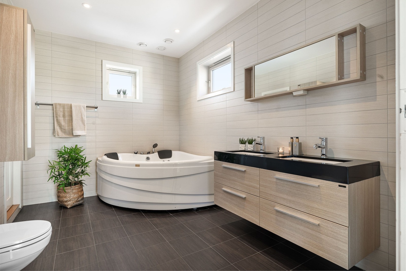 Stort badekar, 2 servanter og vegghengt toalett. Galleribilde