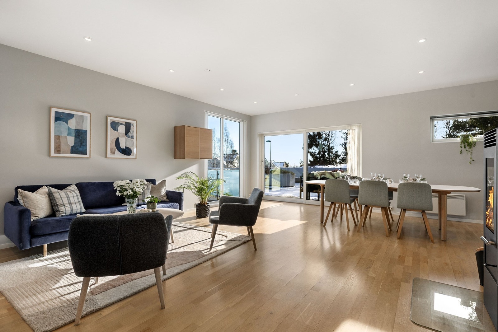 Stuen har flere muligheter for møblering. Galleribilde