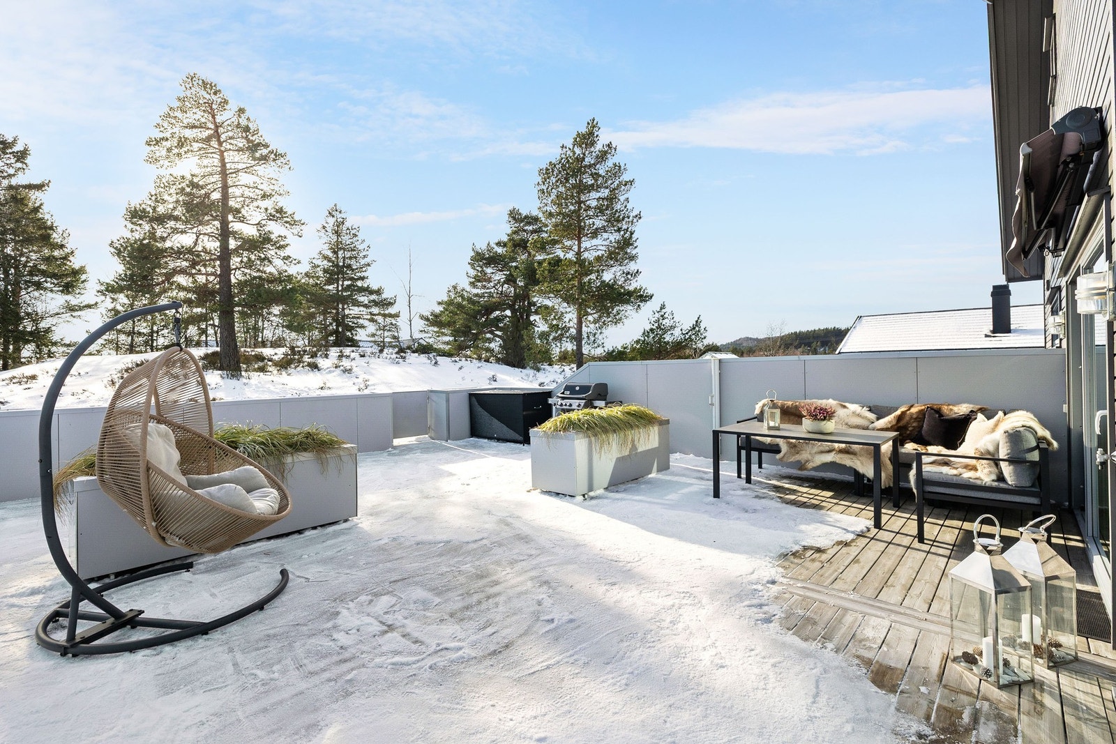 Terrassen er av god størrelse og her har man hele 64 kvm til sittemøbler og grill etc. Galleribilde
