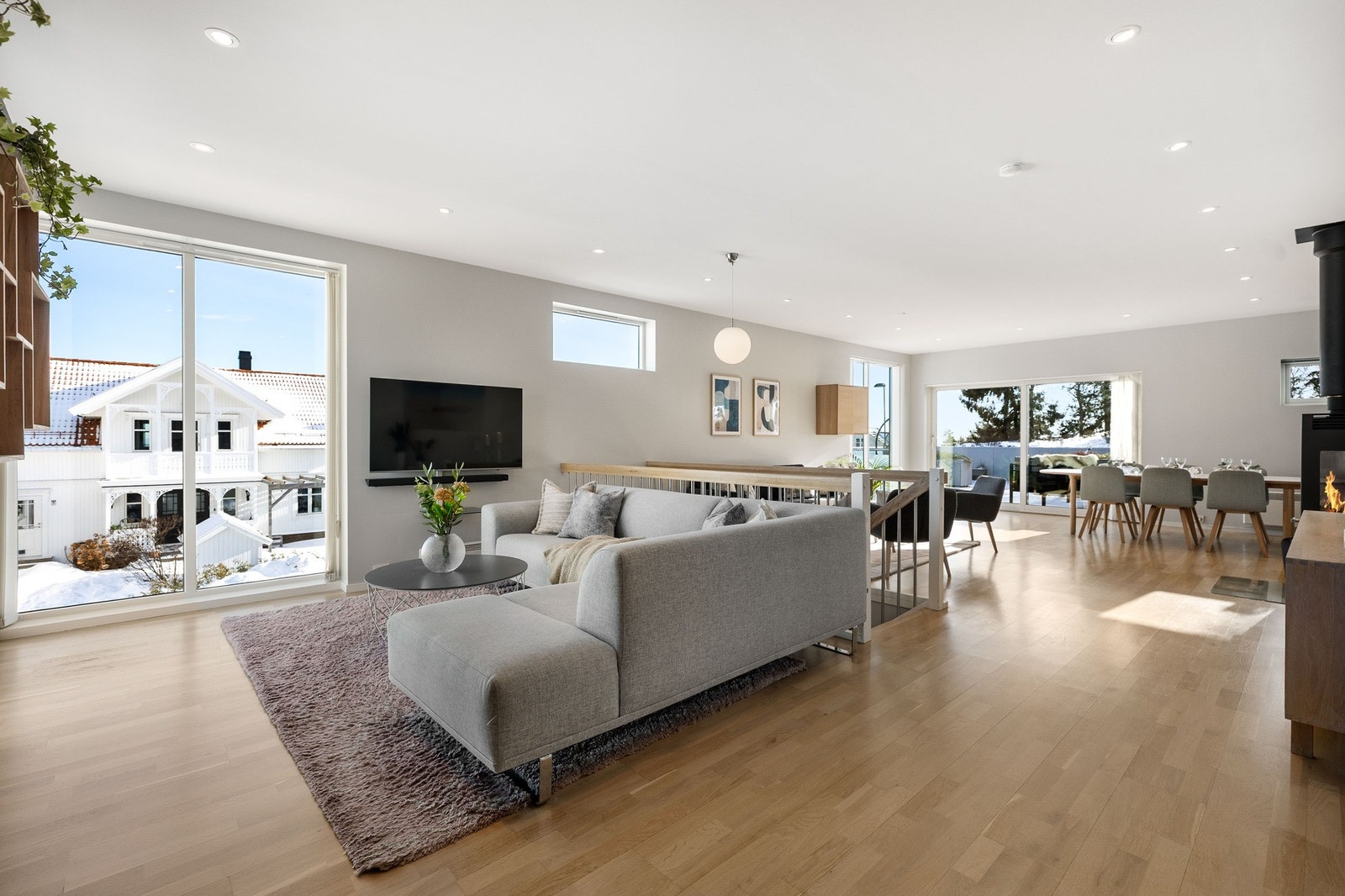 Lys og romslig stue med god plass til både sittegruppe og spisestue. Galleribilde