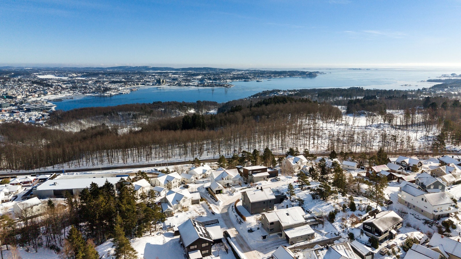 Boligområdet ligger høyt og fritt med gode sol- og utsiktsforhold. Galleribilde