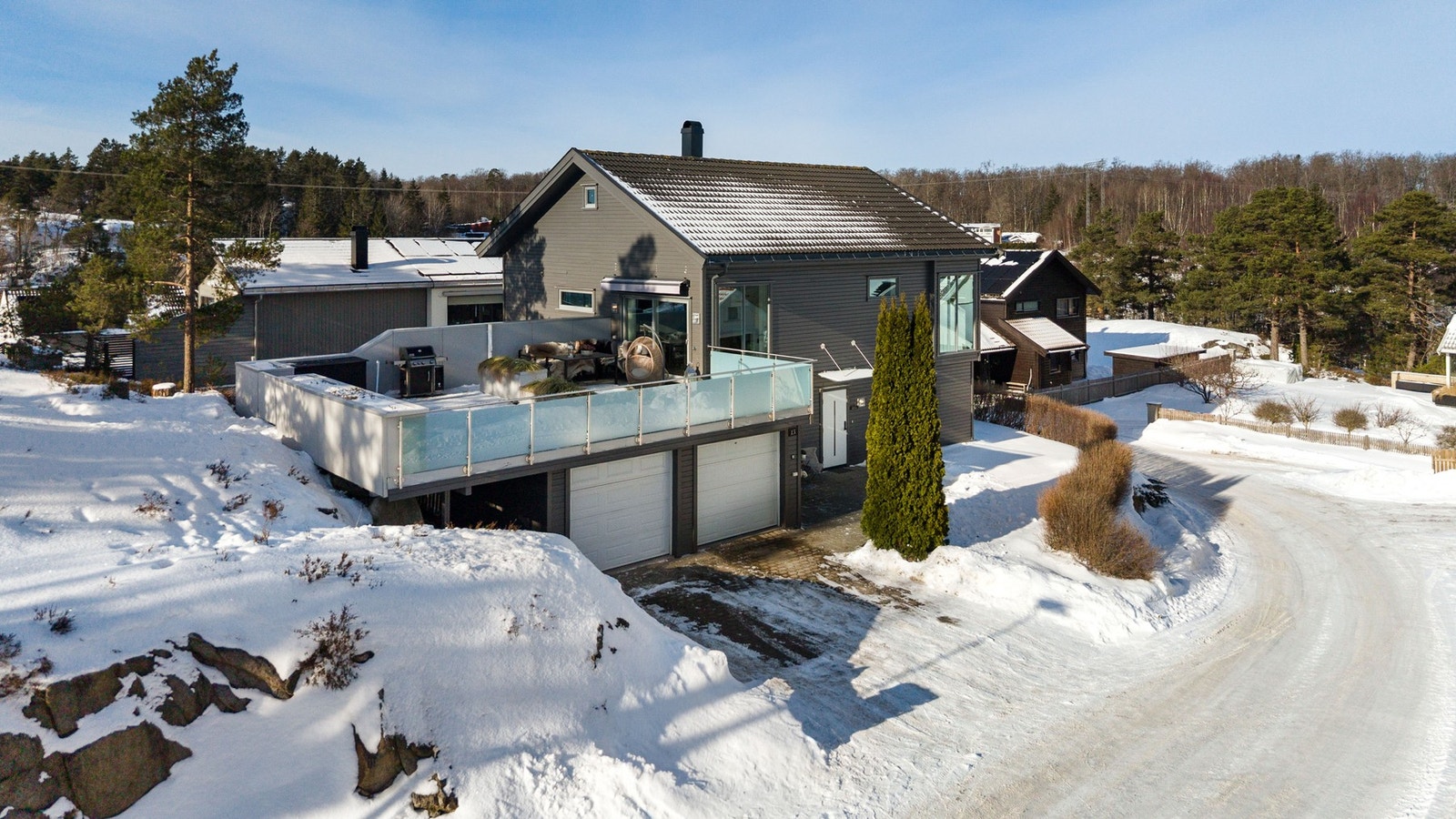 Eneboligen har dobbeltgarasje i tilknytning til boligens 1. etasje. Enkelt og praktisk! Galleribilde