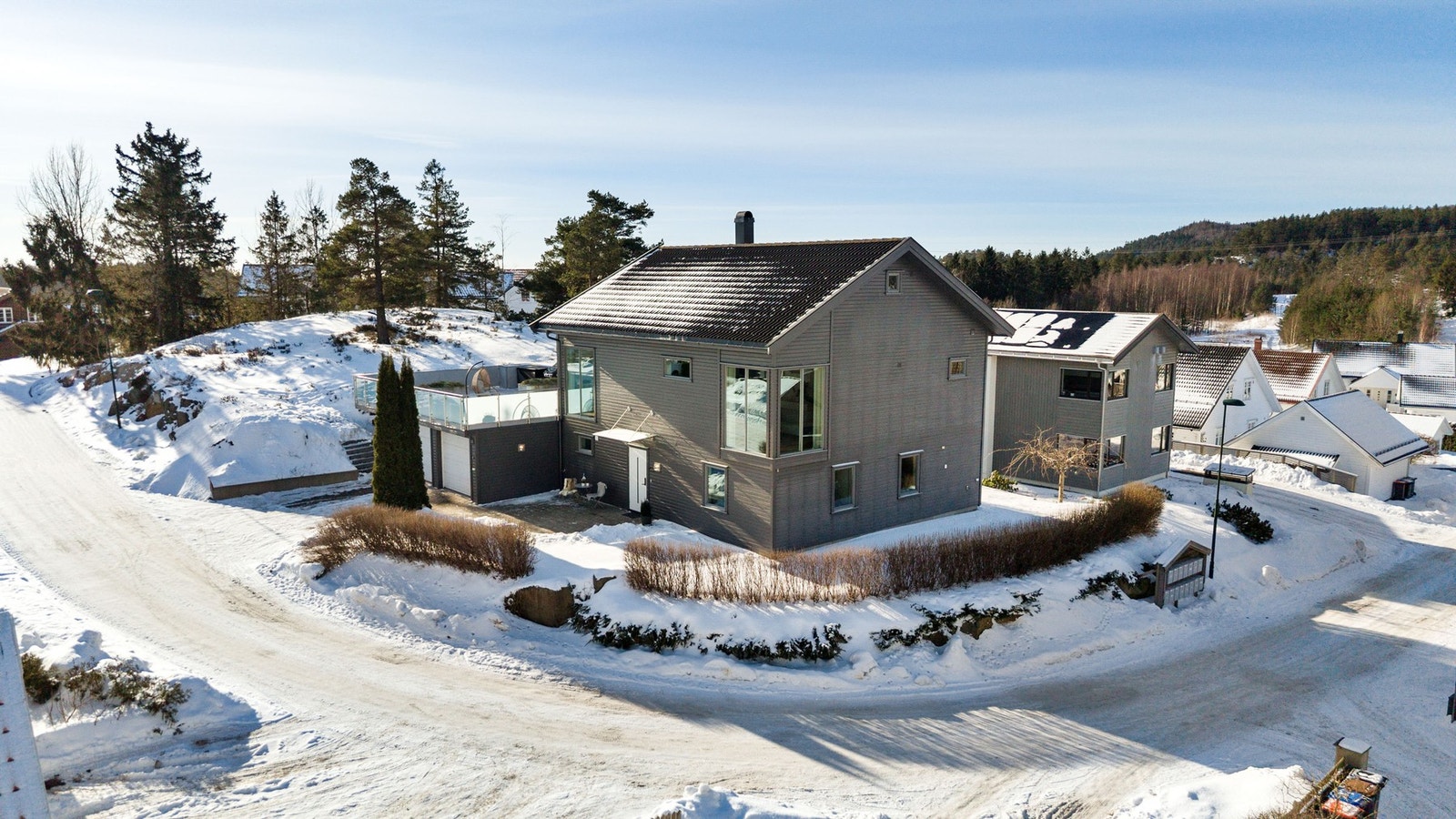 Boligen ligger flott og luftig til på en hjørnetomt. Området byr på natur og er meget barnevennlig. Galleribilde
