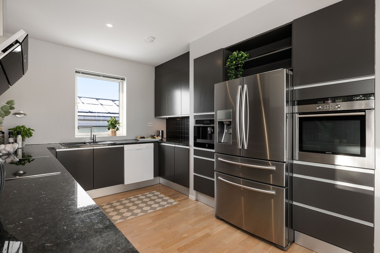 Kjøkkenet har godt med skapplass og gode arbeidsbenker i stein. Galleribilde