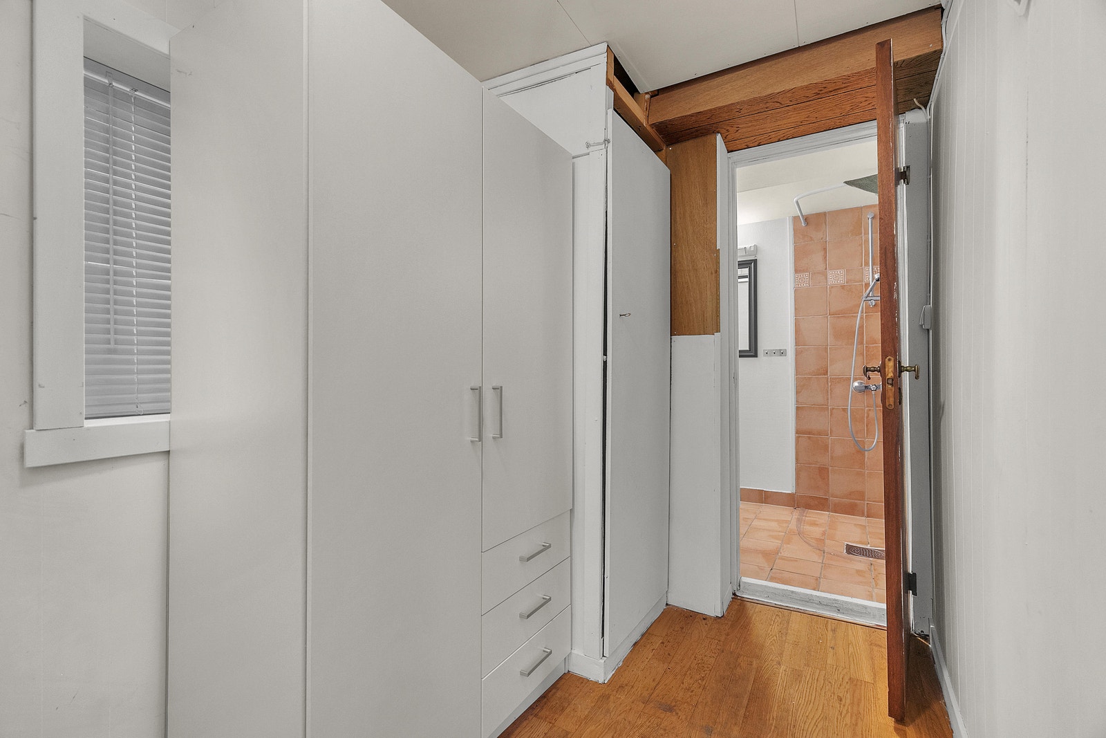 Garderobe kjelleretasje Galleribilde