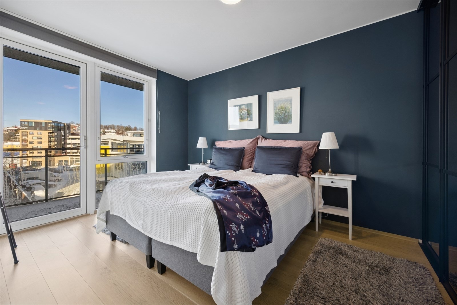 Hovedsoverommet er romslig og har utgang til egen balkong. Galleribilde