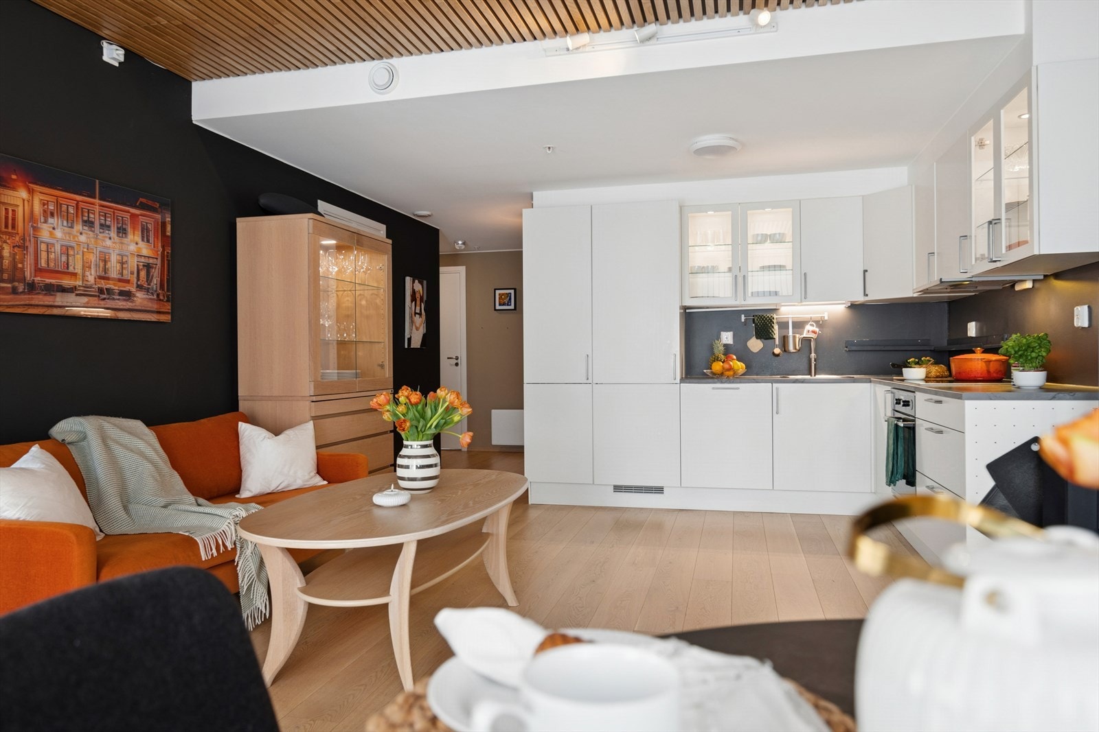 Den åpne løsningen mellom stue og kjøkken skaper en sosial og luftig sone. Galleribilde