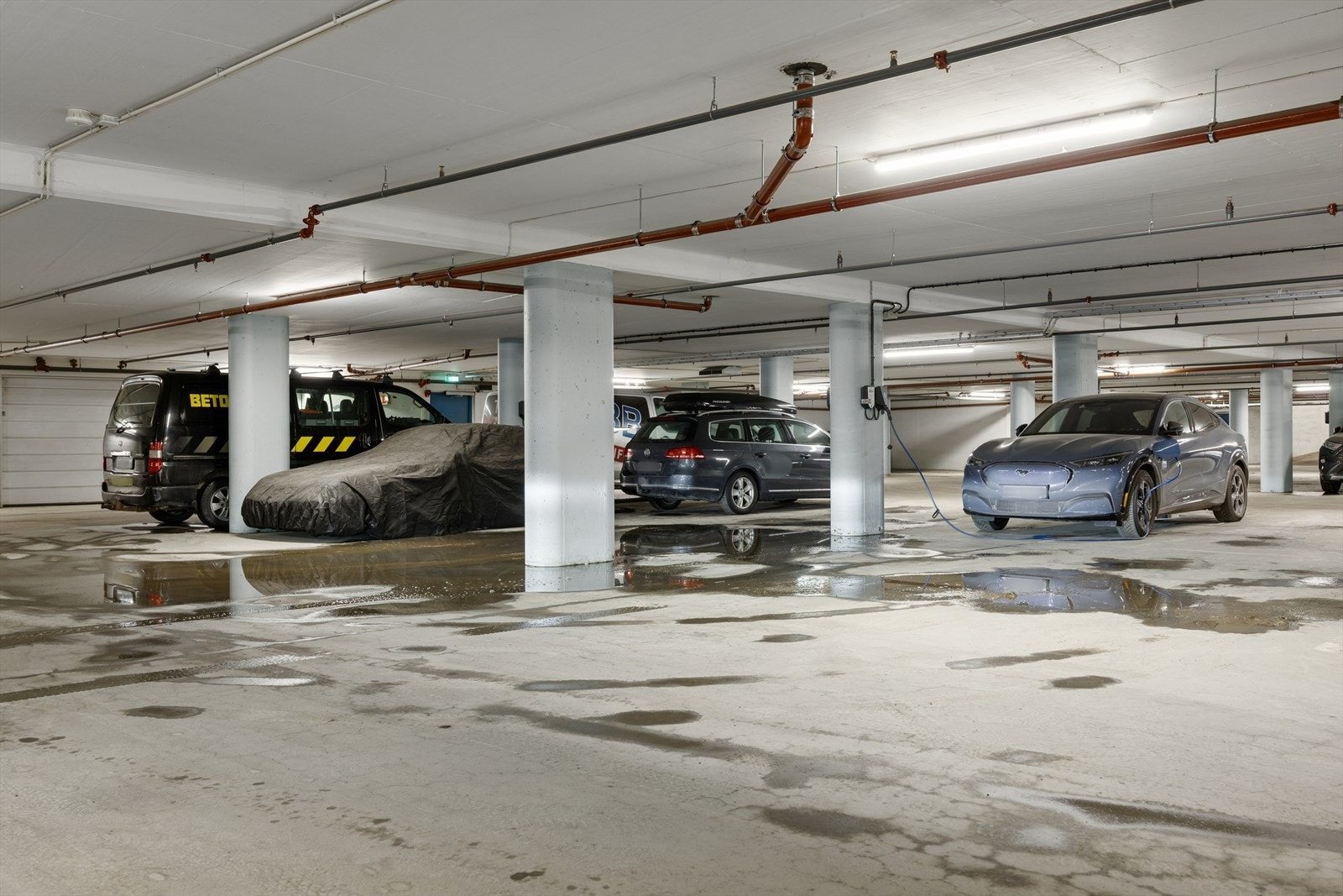 Leiligheten disponerer en P-plass og en bod på 5 m² i kjelleren. Galleribilde