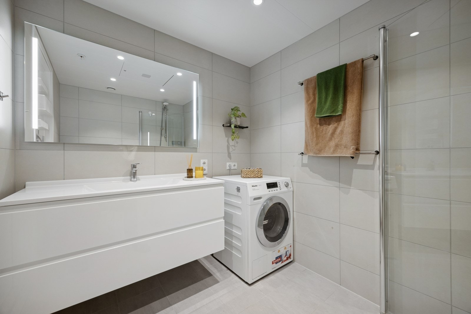 Innredningen har en heldekkende servant, og det er vegghengt toalett for enkelt renhold. Galleribilde