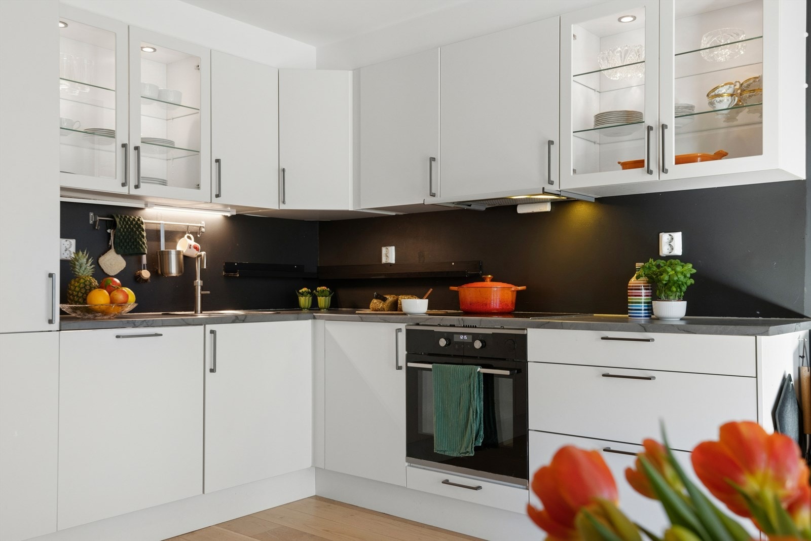 Vitrineskap med belysning gir et fint preg, og det er installert både komfyrvakt og lekkasjevakt. Galleribilde