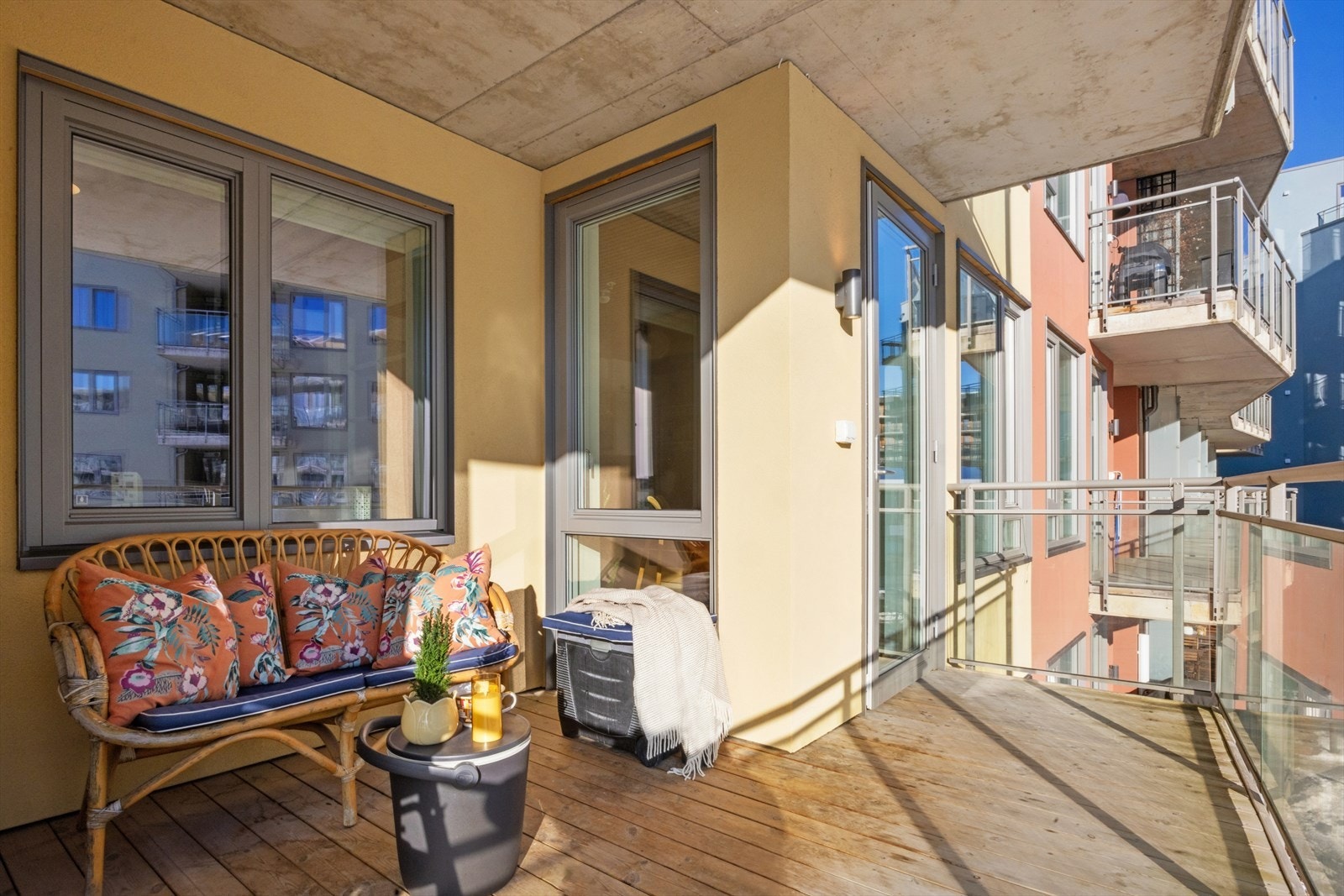 Størrelsen på terrassen gjør at det er enkelt å møblere med blant annet sofakrok, spisebord og grill. Galleribilde