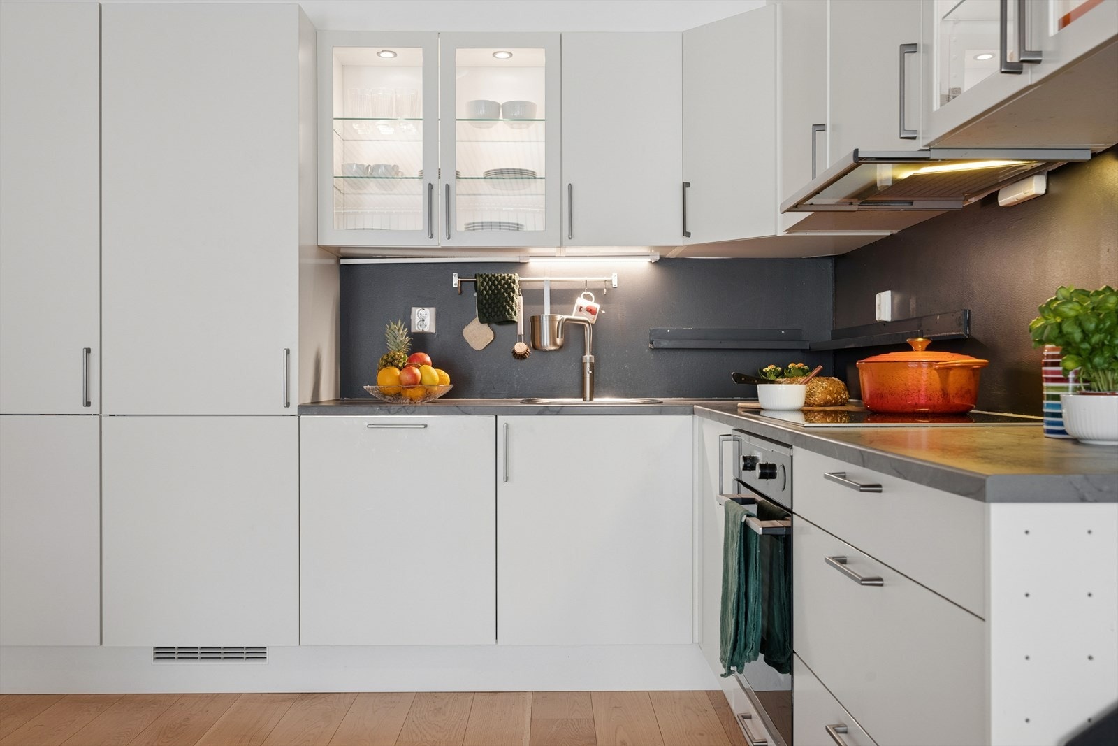 Benkeplaten i laminat er slitesterk og enkel å vedlikeholde. Galleribilde