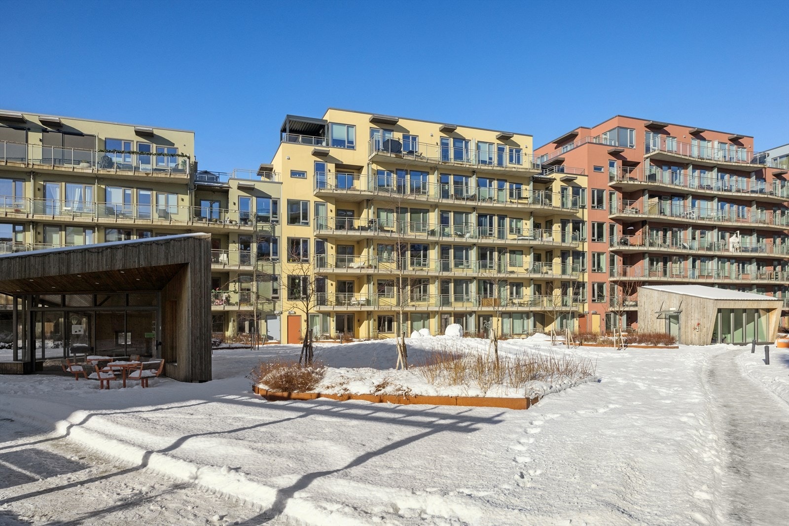 Sameiet har pent opparbeidede fellesarealer med grøntområder, lekeplasser og en felles paviljong. Galleribilde